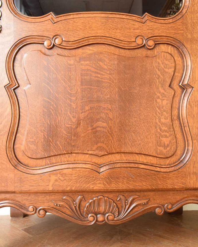 アンティークのキャビネット アンティーク家具 リビングで使えるフランスのアンティーク家具、一枚扉のガラスキャビネット。フランスらしい彫りフランスらしさの象徴とも言える、優雅な彫りの装飾。(j-2381-f)