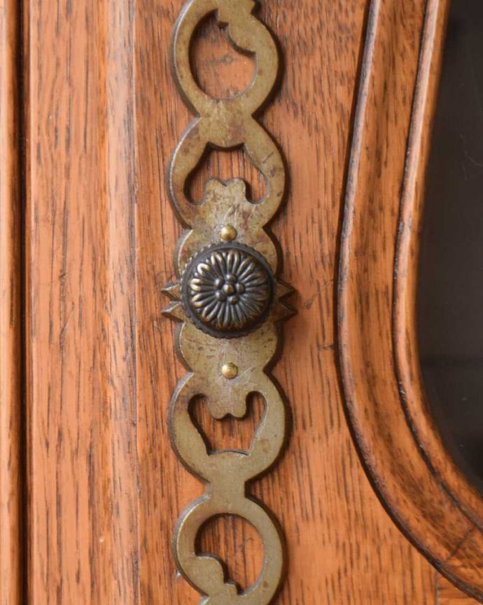 アンティークのキャビネット アンティーク家具 リビングで使えるフランスのアンティーク家具、一枚扉のガラスキャビネット。小さなパーツにもこだわりが取っ手だけを見ていても現代の家具とは全然違って質感がいいのがわかります。(j-2381-f)