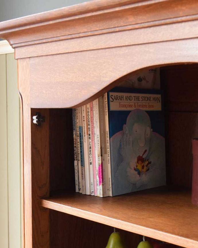 アンティークのキャビネット アンティーク家具 リビングで使えるフランスのアンティーク家具、一枚扉のガラスキャビネット。A4サイズも収納出来ますたっぷり入るサイズなので、A4サイズの雑誌も立てたまま収納できます。(j-2381-f)