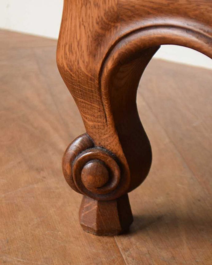 アンティークのキャビネット アンティーク家具 リビングで使えるフランスのアンティーク家具、一枚扉のガラスキャビネット。女性1人でラクラク運べちゃう仕掛けHandleのアンティークは、脚の裏にフェルトキーパーをお付けしています。(j-2381-f)