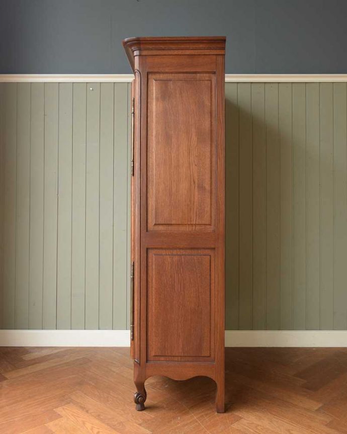 アンティークのキャビネット アンティーク家具 リビングで使えるフランスのアンティーク家具、一枚扉のガラスキャビネット。横から見てもステキもちろん、横から見られることも考えて、しっかり修復してあります。(j-2381-f)