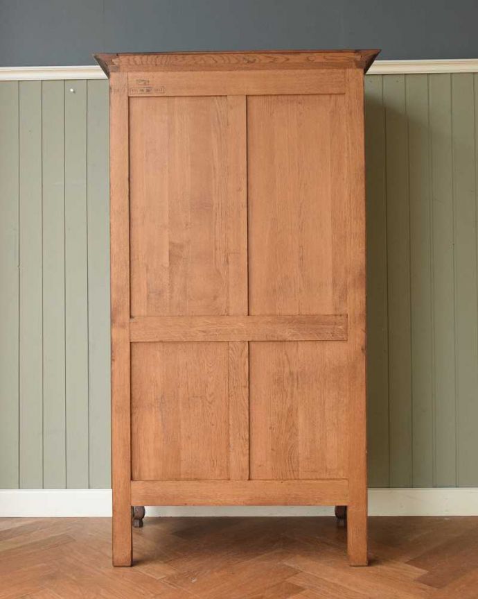 アンティークのキャビネット アンティーク家具 リビングで使えるフランスのアンティーク家具、一枚扉のガラスキャビネット。後ろ姿もキレイですアンティークは新品ではないので、もちろん経年変化によるキズはありますが、専門の職人がキレイにお直しをしているので、後ろ姿までキレイです。(j-2381-f)