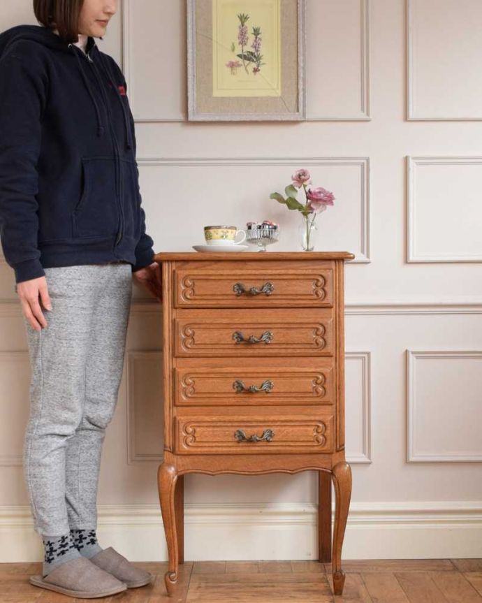 アンティークのチェスト　アンティーク家具　南仏スタイルのキレイなアンティーク家具、彫がたっぷりのスモールチェスト。フランスらしい優雅なアンティークのチェスト脚の美しい曲線美は、さすがフランスのアンティーク。(j-2384-f)