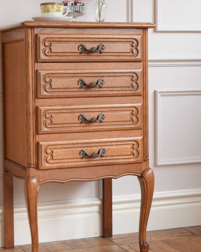 アンティークのチェスト　アンティーク家具　南仏スタイルのキレイなアンティーク家具、彫がたっぷりのスモールチェスト。自慢したくなる美しさやっぱりフランスのチェストは美しい見た目が魅力。(j-2384-f)