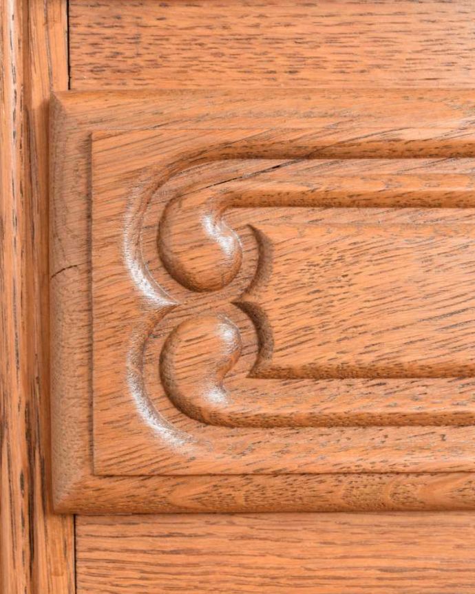 アンティークのチェスト　アンティーク家具　南仏スタイルのキレイなアンティーク家具、彫がたっぷりのスモールチェスト。フランスらしい彫りフランスらしさの象徴とも言える、優雅な彫りの装飾。(j-2384-f)