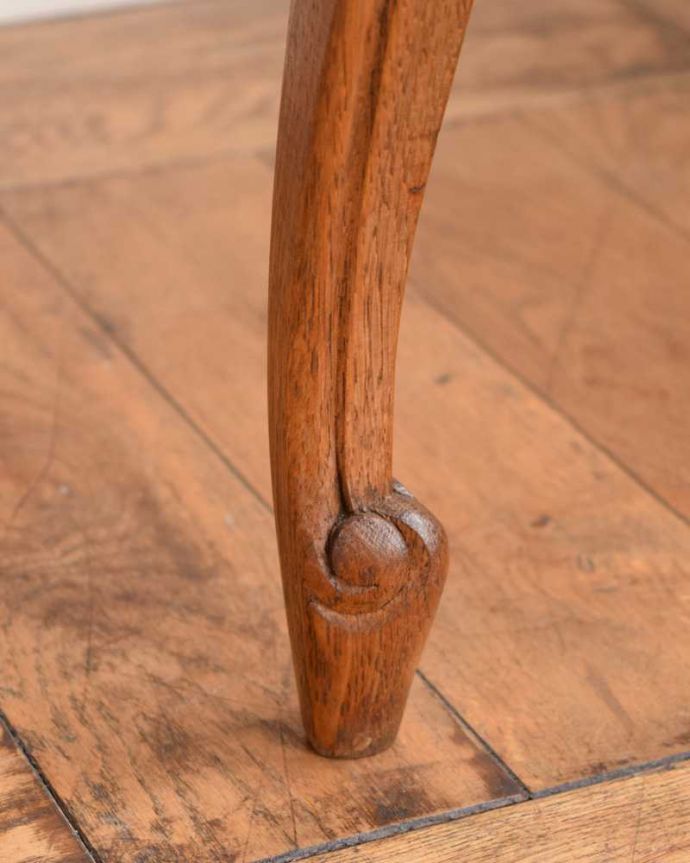 アンティークのチェスト　アンティーク家具　南仏スタイルのキレイなアンティーク家具、彫がたっぷりのスモールチェスト。女性1人でもラクラク運べますHandleのアンティークは、脚の裏にフェルトキーパーをお付けしています。(j-2384-f)