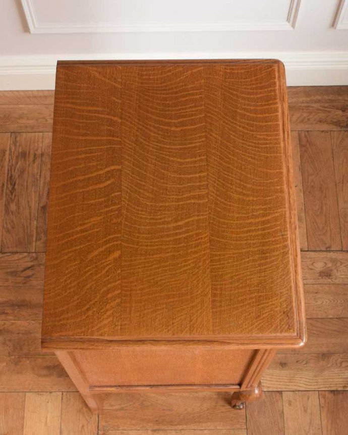 アンティークのチェスト　アンティーク家具　南仏スタイルのキレイなアンティーク家具、彫がたっぷりのスモールチェスト。何を置いて楽しもうかな・・・天板も修復する際、塗装もキレイに仕上げたので、いろんなものを乗せて楽しんで下さい。(j-2384-f)