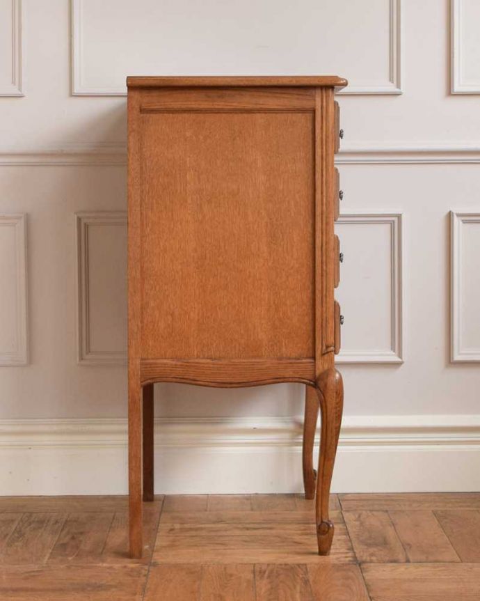 アンティークのチェスト　アンティーク家具　南仏スタイルのキレイなアンティーク家具、彫がたっぷりのスモールチェスト。横から見てもステキもちろん、横顔からもフランスらしい美しさが漂っています。(j-2384-f)