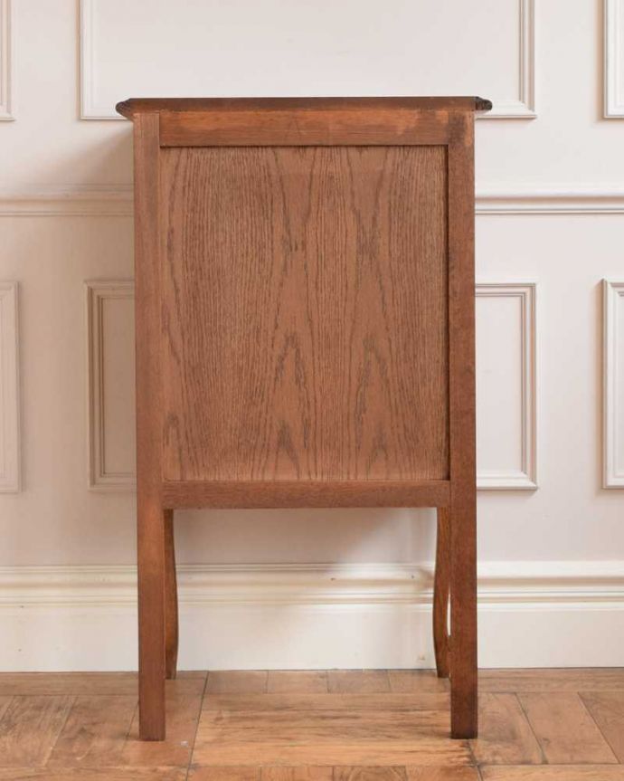 アンティークのチェスト　アンティーク家具　南仏スタイルのキレイなアンティーク家具、彫がたっぷりのスモールチェスト。後ろ姿にも気を使ってますアンティークは新品ではないので、経年変化によるキズはありますが、専門の職人がお直しをしたので、後ろ姿もキレイです。(j-2384-f)