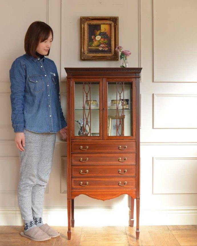 アンティークのキャビネット　アンティーク家具　象嵌が装飾された豪華なアンティーク家具、ミュージックキャビネット（ショーケース）。贅沢な時間が過ごせる最上級の美しさ楽譜を美しく収納するためだけに作られたコンパクトなサイズのミュージックキャビネットは、造りも贅沢です。(j-2385-f)