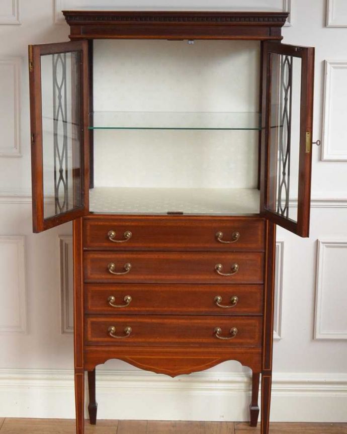 アンティークのキャビネット　アンティーク家具　象嵌が装飾された豪華なアンティーク家具、ミュージックキャビネット（ショーケース）。扉を開けてみると･･･贅沢な造りの家具に合わせて、しっかり修復しました。(j-2385-f)