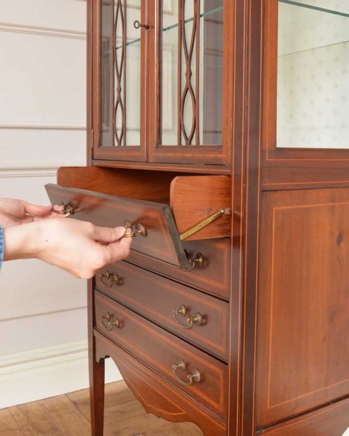 アンティークのキャビネット　アンティーク家具　象嵌が装飾された豪華なアンティーク家具、ミュージックキャビネット（ショーケース）。簡単に出し入れ出来ますちゃんと動くように修復したので、引き出し部分は楽譜を入れるために引き出しやすくなっています。(j-2385-f)