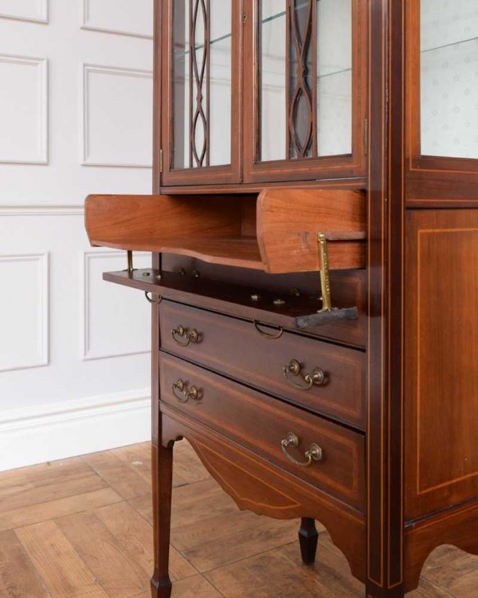 アンティークのキャビネット　アンティーク家具　象嵌が装飾された豪華なアンティーク家具、ミュージックキャビネット（ショーケース）。ここまで開きます楽譜が出し入れしやすいように前の板が手前に倒れるようになっています。(j-2385-f)