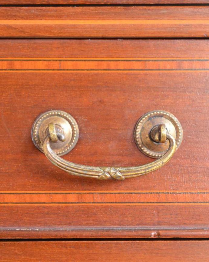 アンティークのキャビネット　アンティーク家具　象嵌が装飾された豪華なアンティーク家具、ミュージックキャビネット（ショーケース）。取っ手もアンティークらしいデザインアンティーク家具の取っ手は、なんだか高級感があるんですよね。(j-2385-f)