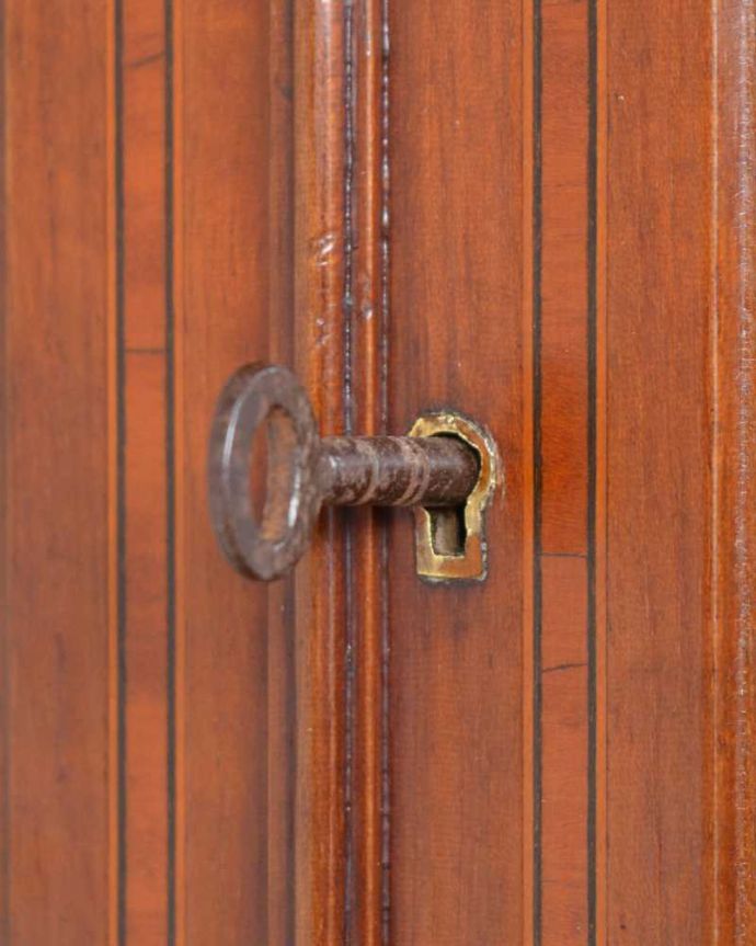 アンティークのキャビネット　アンティーク家具　象嵌が装飾された豪華なアンティーク家具、ミュージックキャビネット（ショーケース）。大切なものも収納出来ますおとぎ話に出てくるような可愛いアンティークの鍵が付いています。(j-2385-f)