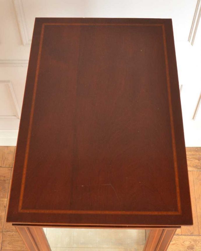 アンティークのキャビネット　アンティーク家具　象嵌が装飾された豪華なアンティーク家具、ミュージックキャビネット（ショーケース）。上から見ると･･･家具を上から見てみると、天板はこんな形になっています。(j-2385-f)