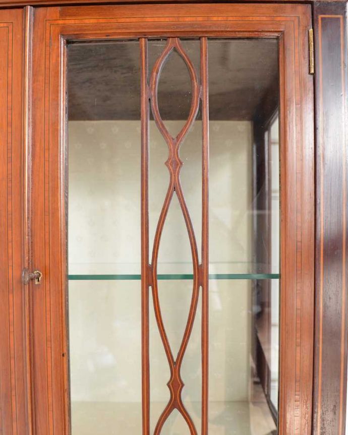 アンティークのキャビネット　アンティーク家具　象嵌が装飾された豪華なアンティーク家具、ミュージックキャビネット（ショーケース）。美しい装飾にうっとり…ガラス面の装飾が上品なアクセントに。(j-2385-f)