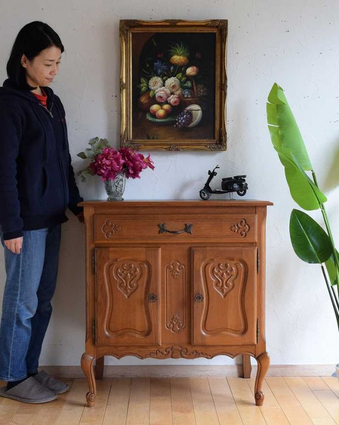 アンティークのキャビネット　アンティーク家具　リビングで使えるフレンチキャビネット、南仏デザインのアンティーク家具 。フランスらしい優美さがたっぷり詰まっています見た瞬間、普通の家具とは違う優美なフランスのアンティーク。(j-2386-f)