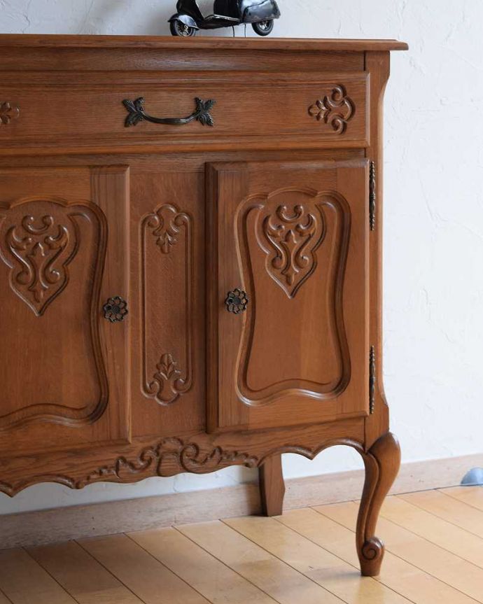 アンティークのキャビネット　アンティーク家具　リビングで使えるフレンチキャビネット、南仏デザインのアンティーク家具 。扉も引き出しも。(j-2386-f)