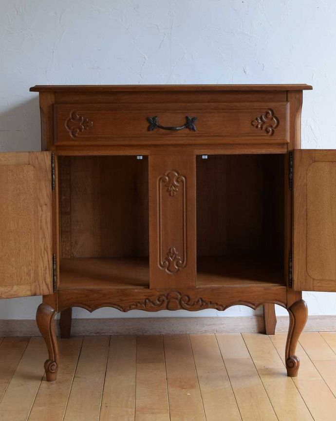 アンティークのキャビネット　アンティーク家具　リビングで使えるフレンチキャビネット、南仏デザインのアンティーク家具 。扉部分を開けて中を見てみましょう！もともとカップボードとして、お気に入りの食器を入れて使われていた家具。(j-2386-f)