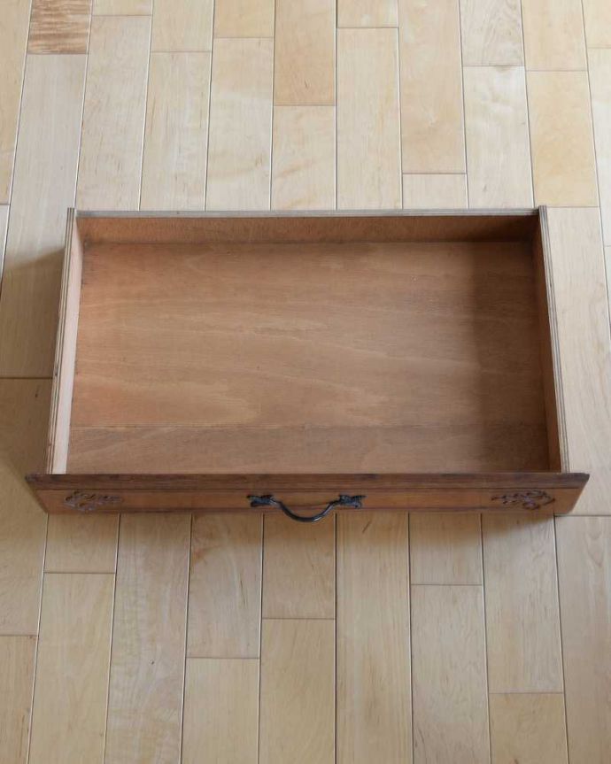 アンティークのキャビネット　アンティーク家具　リビングで使えるフレンチキャビネット、南仏デザインのアンティーク家具 。引き出しの中もキレイですカトラリーなどを収納して使っていた引き出しの中も、もちろんキレイに仕上げました。(j-2386-f)