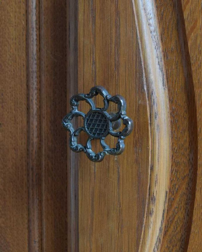 アンティークのキャビネット　アンティーク家具　リビングで使えるフレンチキャビネット、南仏デザインのアンティーク家具 。開ける度になんだかワクワク取っ手のデザインにもフランスらしいこだわりが。(j-2386-f)