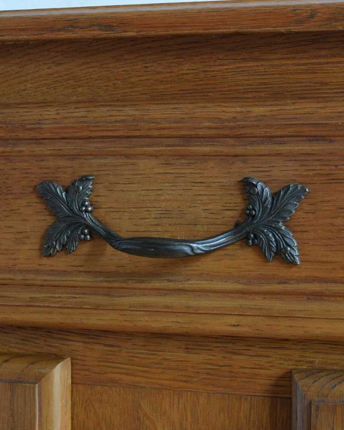 アンティークのキャビネット　アンティーク家具　リビングで使えるフレンチキャビネット、南仏デザインのアンティーク家具 。ハンドル部分も美しい引き出し部分にはハンドルタイプの取っ手。(j-2386-f)