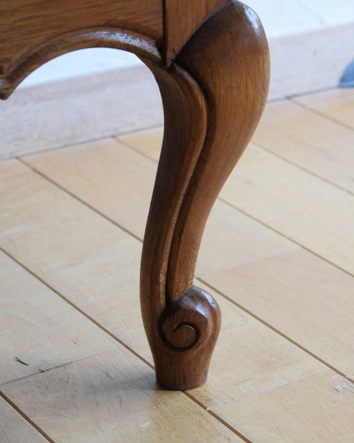 アンティークのキャビネット　アンティーク家具　リビングで使えるフレンチキャビネット、南仏デザインのアンティーク家具 。女性１人でも運べちゃうんですHandleのアンティークは、脚の裏にフェルトキーパーをお付けしているので、床を滑らせて女性1人でもラクに移動が出来ます。(j-2386-f)