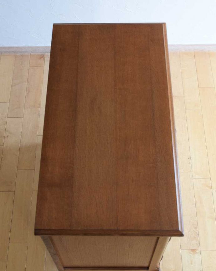 アンティークのキャビネット　アンティーク家具　リビングで使えるフレンチキャビネット、南仏デザインのアンティーク家具 。上から見てみると･･･天板を上から見てみるとこんな感じです。(j-2386-f)