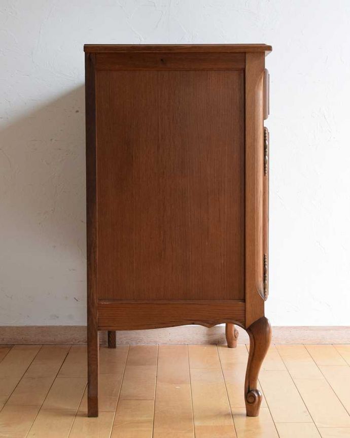 アンティークのキャビネット　アンティーク家具　リビングで使えるフレンチキャビネット、南仏デザインのアンティーク家具 。横から見てもステキフランスらしいこだわりが感じられる横顔も美しいんです。(j-2386-f)
