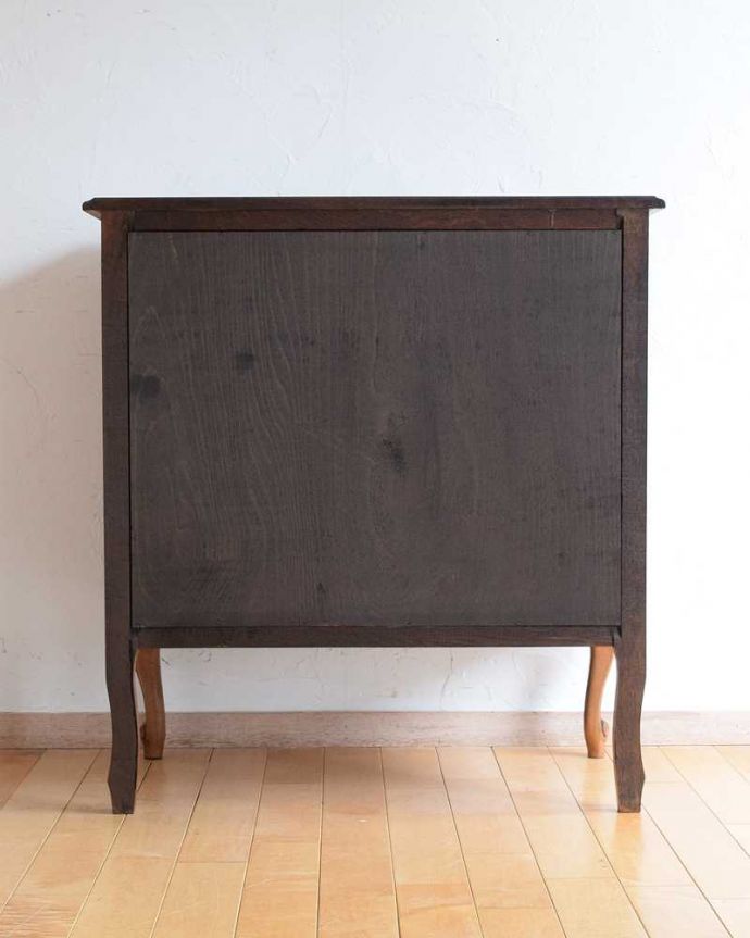 アンティークのキャビネット　アンティーク家具　リビングで使えるフレンチキャビネット、南仏デザインのアンティーク家具 。後ろ姿も見てくださいアンティークは新品ではないので、もちろん経年変化によるキズはありますが、後ろ姿もキレイです。(j-2386-f)