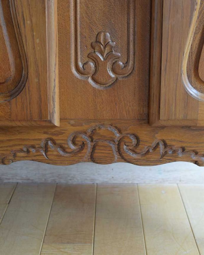 アンティークのキャビネット　アンティーク家具　リビングで使えるフレンチキャビネット、南仏デザインのアンティーク家具 。フランスらしい彫りフランスらしさの象徴とも言える、優雅な彫りの装飾。(j-2386-f)