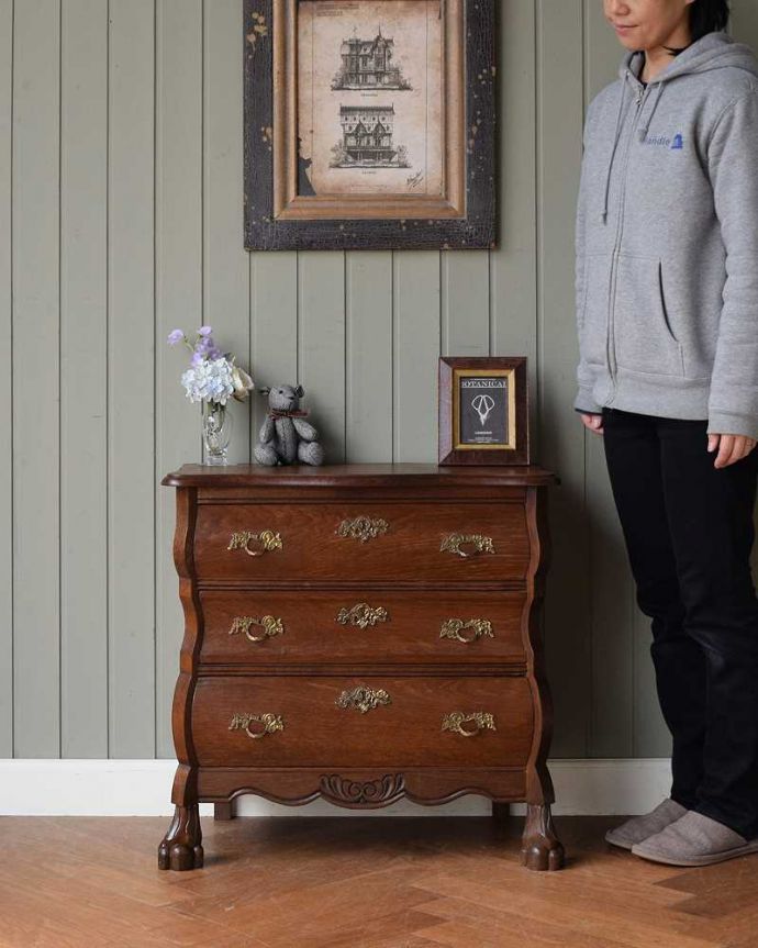 アンティークのチェスト　アンティーク家具　どこでも置ける小ぶりなサイズ、フランスで出会ったアンティークチェスト（コモード）。美しい曲線美がフランスらしいんです。(j-2387-f)