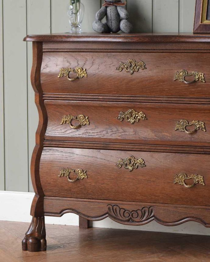 アンティークのチェスト　アンティーク家具　どこでも置ける小ぶりなサイズ、フランスで出会ったアンティークチェスト（コモード）。「見せる収納」だから、置く場所を選びません！チェストと言ってもデザインがステキだから、収納だけじゃなくて見ても楽しめる家具なんです。(j-2387-f)