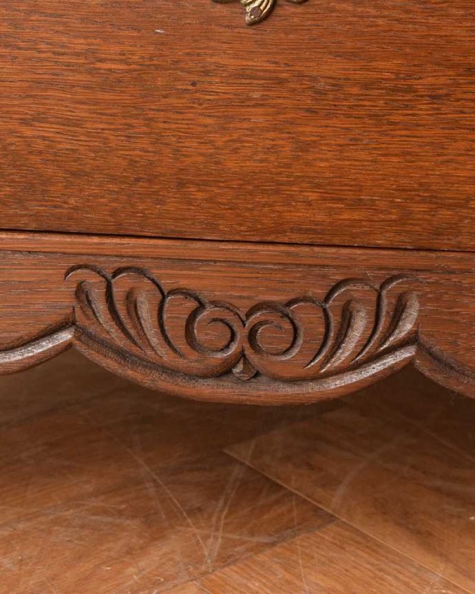 アンティークのチェスト　アンティーク家具　どこでも置ける小ぶりなサイズ、フランスで出会ったアンティークチェスト（コモード）。フランスらしい彫りフランスらしさの象徴とも言える、優雅な彫りの装飾。(j-2387-f)