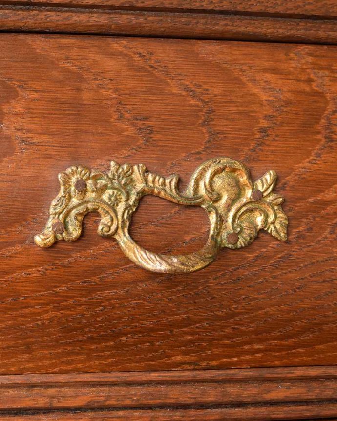 アンティークのチェスト　アンティーク家具　どこでも置ける小ぶりなサイズ、フランスで出会ったアンティークチェスト（コモード）。開ける度にワクワクする取っ手フランスらしい優雅なデザインは取っ手にも。(j-2387-f)