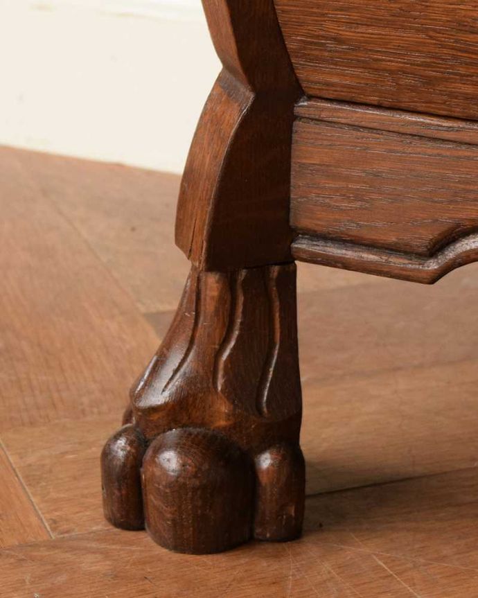 アンティークのチェスト　アンティーク家具　どこでも置ける小ぶりなサイズ、フランスで出会ったアンティークチェスト（コモード）。女性1人でラクラク運べちゃう仕掛けHandleのアンティークは、脚の裏にフェルトキーパーをお付けしています。(j-2387-f)