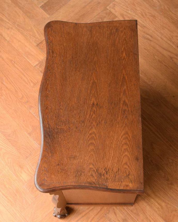 アンティークのチェスト　アンティーク家具　どこでも置ける小ぶりなサイズ、フランスで出会ったアンティークチェスト（コモード）。何を置こうかな･･･？上から見ると、天板はこんな感じで塗装もキレイに仕上げました。(j-2387-f)