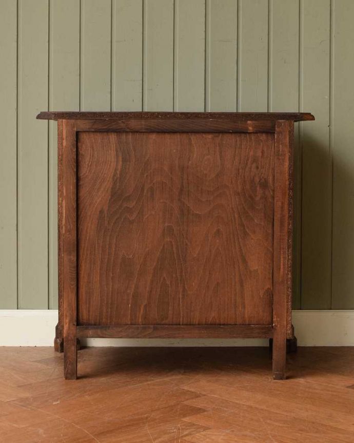 アンティークのチェスト　アンティーク家具　どこでも置ける小ぶりなサイズ、フランスで出会ったアンティークチェスト（コモード）。修復したので後姿もキレイですアンティークは新品ではないので、もちろん経年変化によるキズはありますが、専門の職人がキレイに修復したので、後ろ姿もキレイです。(j-2387-f)