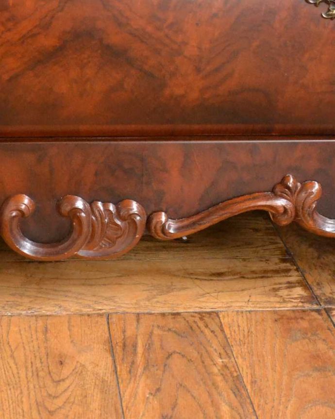 アンティークのチェスト アンティーク家具 南フランスの優雅なアンティーク家具、高級材を使用した3段チェスト(コモード) 。フランスらしい彫りフランスらしさの象徴とも言える、優雅な彫りの装飾。(j-2388-f)