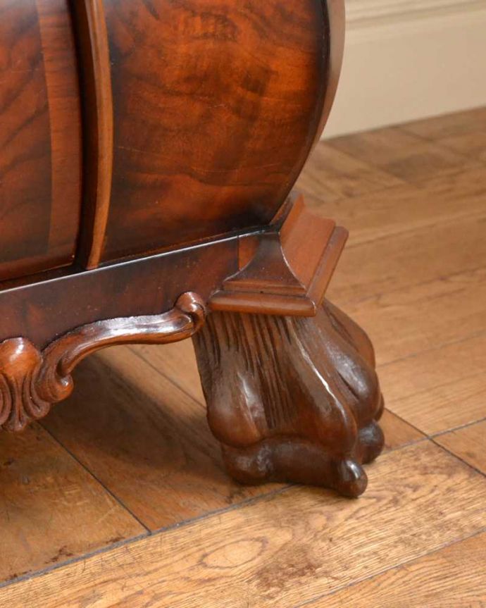 アンティークのチェスト アンティーク家具 南フランスの優雅なアンティーク家具、高級材を使用した3段チェスト(コモード) 。女性1人でラクラク運べちゃう仕掛けHandleのアンティークは、脚の裏にフェルトキーパーをお付けしています。(j-2388-f)