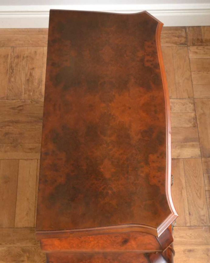 アンティークのチェスト アンティーク家具 南フランスの優雅なアンティーク家具、高級材を使用した3段チェスト(コモード) 。何を置こうかな・・・?上から見ると、天板はこんな感じで塗装もキレイに仕上げました。(j-2388-f)