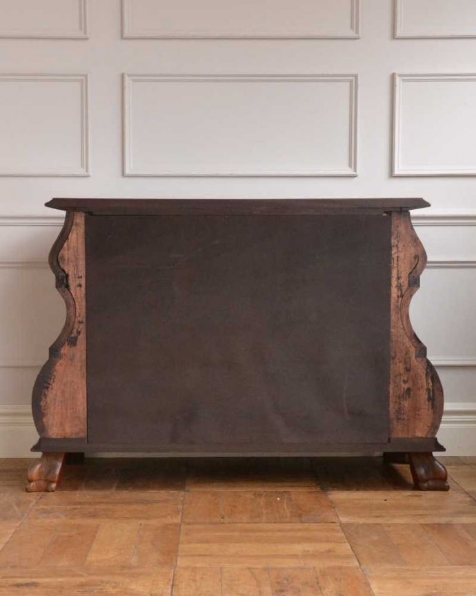 アンティークのチェスト アンティーク家具 南フランスの優雅なアンティーク家具、高級材を使用した3段チェスト(コモード) 。修復したので後姿もキレイですアンティークは新品ではないので、もちろん経年変化によるキズはありますが、専門の職人がキレイに修復したので、後ろ姿もキレイです。(j-2388-f)