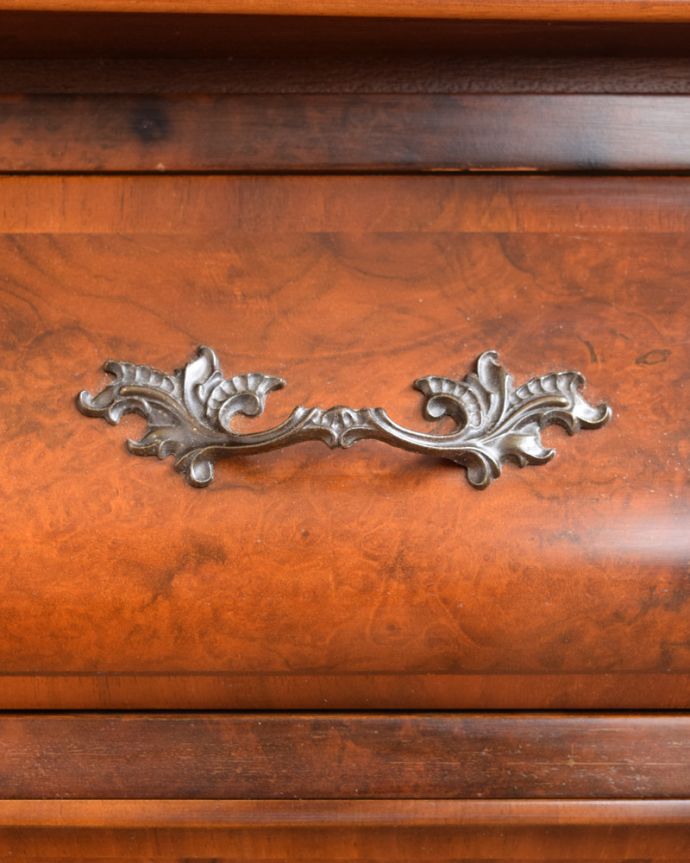 アンティークのチェスト アンティーク家具 南フランスの優雅なアンティーク家具、高級材を使用した3段チェスト(コモード) 。開ける度にワクワクする取っ手フランスらしい優雅なデザインは取っ手にも。(j-2388-f)