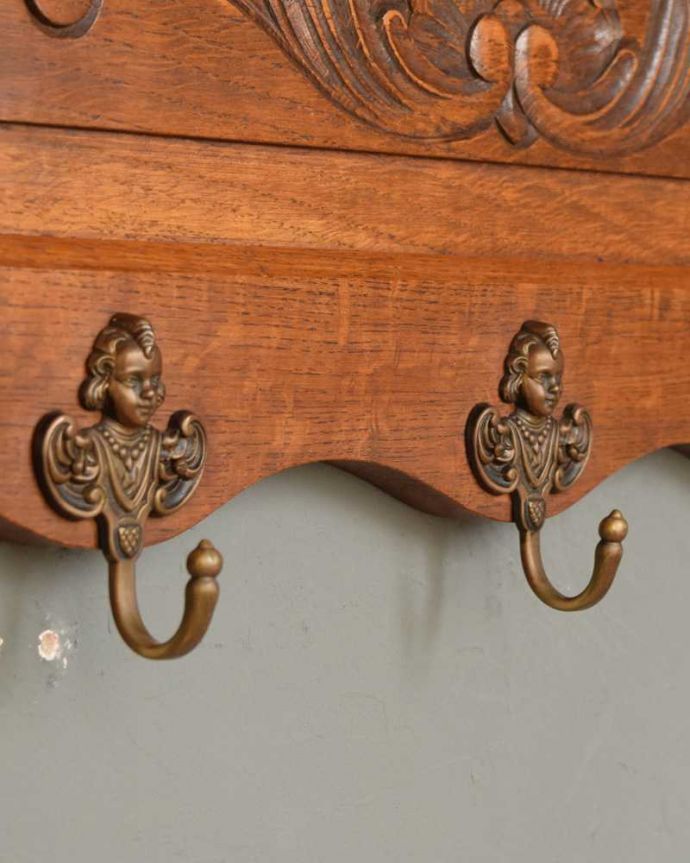 ウォールシェルフ・ウォールハンガー　アンティーク家具　フランスで見つけたエレガントなアンティークウォールハンガー（壁付けシェルフ） 。いろいろ便利に使える仕掛けオリジナルのフックは形も色もアンティークらしく素敵。(j-2389-f)