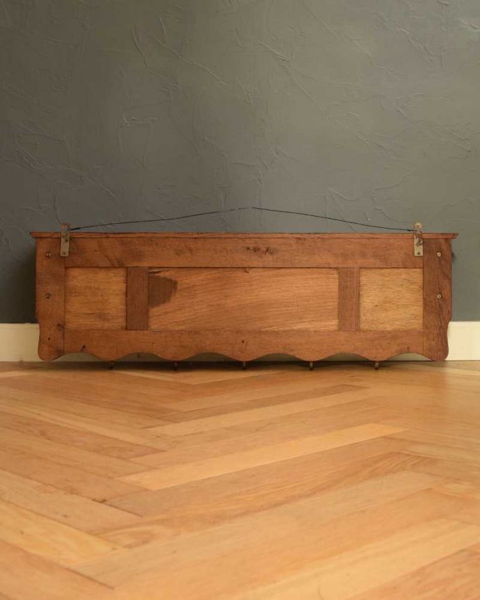 ウォールシェルフ・ウォールハンガー　アンティーク家具　フランスで見つけたエレガントなアンティークウォールハンガー（壁付けシェルフ） 。後ろ側を見てみると･･･アンティークは新品ではないので、もちろん経年変化によるキズはありますが、壁への取り付け部分も職人がキレイに修復しました。(j-2389-f)