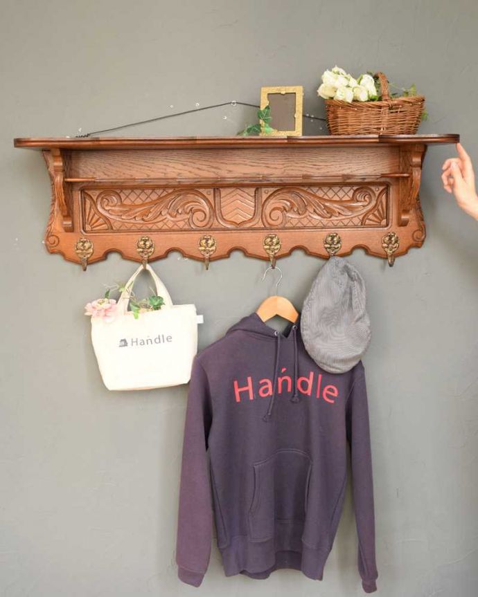 ウォールシェルフ・ウォールハンガー アンティーク家具 フランスで見つけたエレガントなアンティークウォールハンガー(壁付けシェルフ) 。壁をオシャレにしてくれる!実用的なアンティークフランスらしい優雅なデザインでおシャレな雰囲気を作ってくれるシェルフ。(j-2390-f)