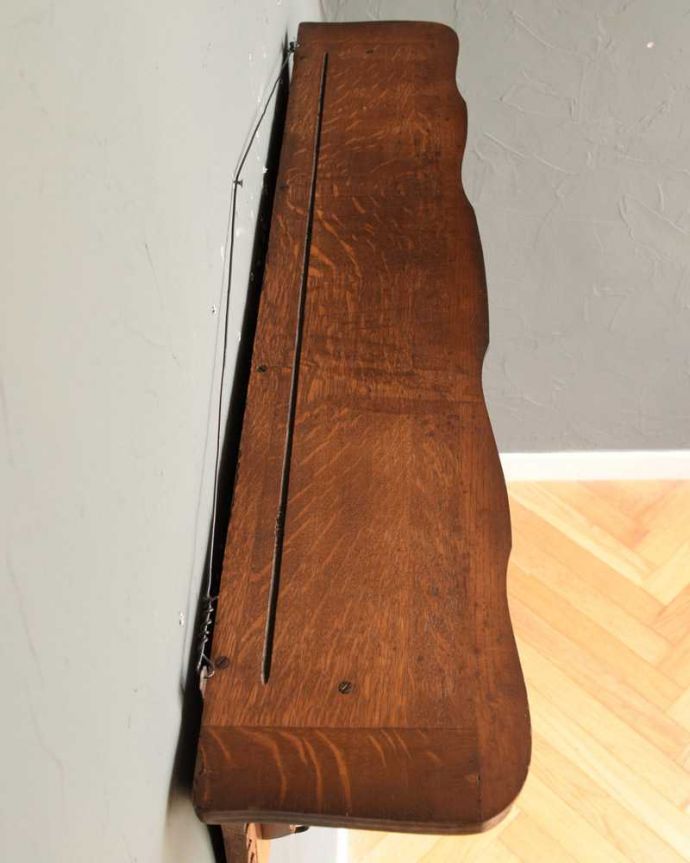 ウォールシェルフ・ウォールハンガー アンティーク家具 フランスで見つけたエレガントなアンティークウォールハンガー(壁付けシェルフ) 。天板を上から見てみると・・・モノを乗せる天板もアンティーク家具専門の職人がこんな感じできちんと仕上げました。(j-2390-f)