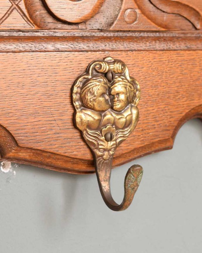 ウォールシェルフ・ウォールハンガー アンティーク家具 フランスで見つけたエレガントなアンティークウォールハンガー(壁付けシェルフ) 。いろいろ便利に使える仕掛けオリジナルのフックは形も色もアンティークらしく素敵。(j-2390-f)