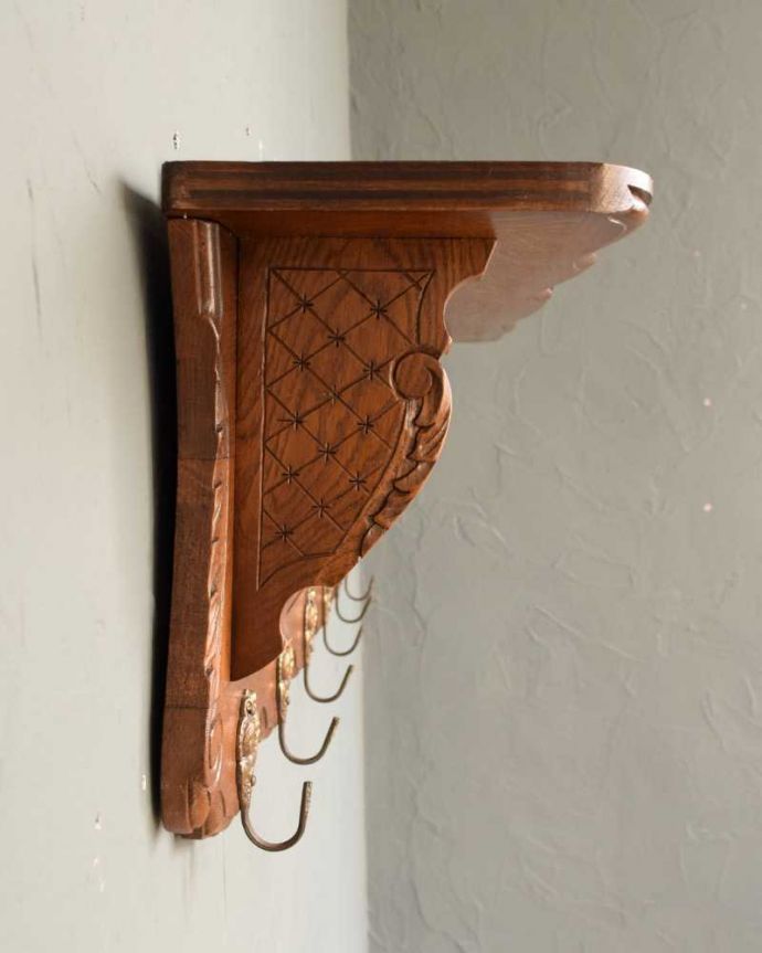 ウォールシェルフ・ウォールハンガー アンティーク家具 フランスで見つけたエレガントなアンティークウォールハンガー(壁付けシェルフ) 。横から見ても可愛いデザインですもちろん横顔だってフランスらしく可愛いデザイン。(j-2390-f)